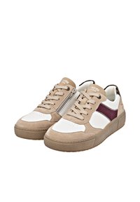Sneaker beige e bianche realizzate in suede e pelle, dotate di zip, chiusura con lacci, accento bordeaux e suola in gomma testurizzata.