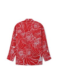 Chemise rouge à manches longues avec des motifs de coquillage en spirale blancs, col évasé et poignets boutonnés, vue de dos sur fond blanc.
