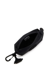 Porte-monnaie en tissu noir avec un motif texturé, fermeture éclair et un clip pour porter des clés. L'étiquette intérieure indique "Kipling Live Light."
