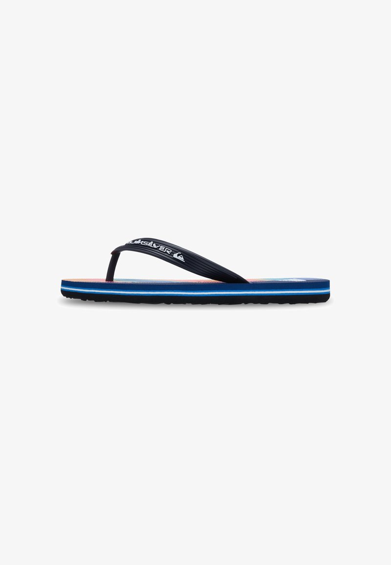 Einzelne schwarze Flip-Flop-Sandale mit blau-weiß gestreifter Sohle und schwarzem Riemen, der mit weißem Quiksilver-Logo gebrandet ist.