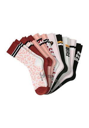 Ensemble de chaussettes courtes colorées avec divers motifs, incluant un imprimé animalier, des rayures et du texte, disposées en éventail.