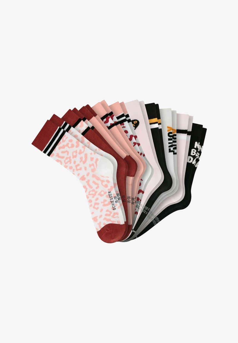 Ensemble de chaussettes courtes colorées avec divers motifs, incluant un imprimé animalier, des rayures et du texte, disposées en éventail.