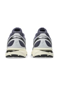 Scarpe da corsa da uomo con tomaia in rete blu navy, dettagli argentati, soletta ammortizzata e suola in gomma nera testurizzata.