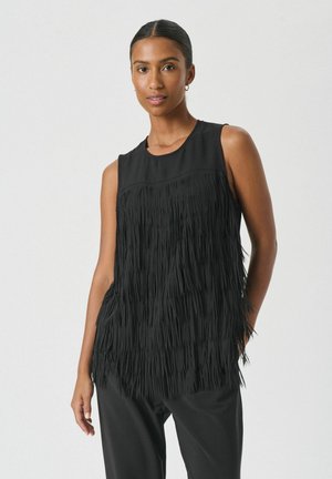 Top sans manches noir avec des franges sur le devant ; tissu lisse, encolure ronde et coupe ample.
