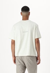 Marimekko VEISTO UNIKKO PLACEMENT UNISEX - T-shirt med print - off-white/green/grey