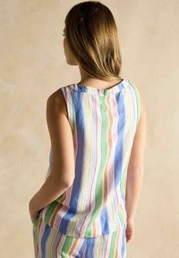 Ribade ilma varrukatega topp, mis esitleb pastelltoone, sealhulgas sinist, roheline, roosat ja beeži. Materjal näib olevat kerge ja lõdva lõikega.