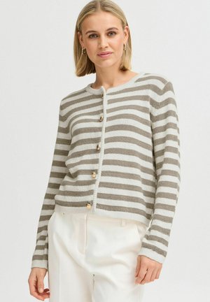 Gestreifter Cardigan in Beige und Weiß, mit rundem Ausschnitt und goldenen Knöpfen an der Vorderseite. Weicher Stoff und lange Ärmel.