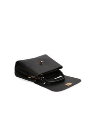 Borsa a tracolla in pelle nera con una forma strutturata, caratterizzata da dettagli in hardware dorato e una chiusura con zip. Base piatta per stabilità.