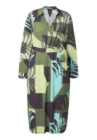 Sukienka kopertowa w zielonym kolorze z dużymi, abstrakcyjnymi wzorami liści. Posiada długie rękawy, kołnierzyk oraz dopasowany pasek zawiązywany w talii. Gładka tkanina.