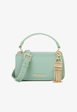 Sac à main en cuir vert menthe avec une poignée courte, une bandoulière amovible, des accessoires dorés et un détail décoratif avec un pompon. Présente un logo embossé.