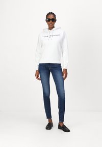 Tommy Hilfiger MDRN REG CORP LOGO  - Sweatshirt - optic white
