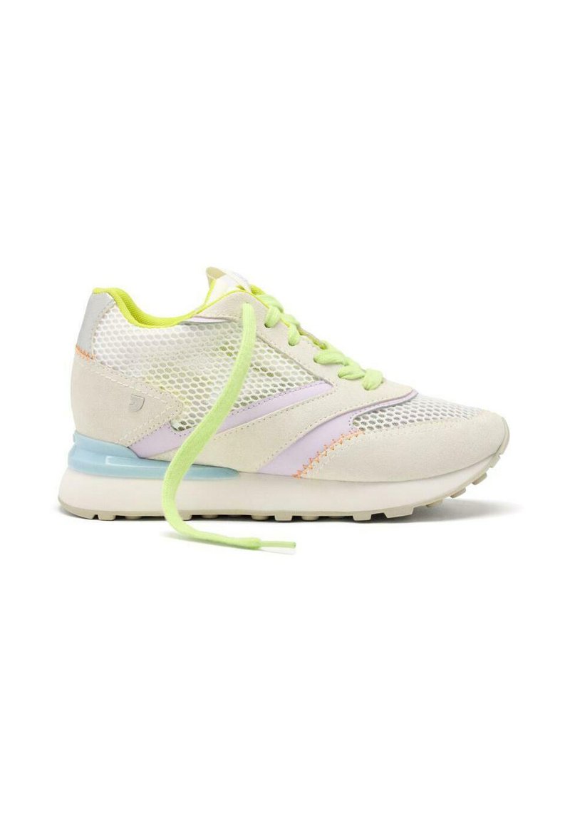 Baskets légères en maille blanche avec des accents pastel. Dotées de lacets jaunes fluo, d'une semelle bleue et d'un col rembourré pour le confort.