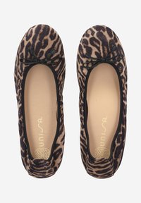 Ballerines imprimées léopard avec une tige en tissu doux, des finitions noires, et un nœud décoratif à l'avant. Semelle intérieure beige clair avec une marque.