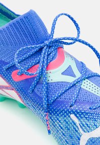 Puma FUTURE 7 ULTIMATE MG - Kõva pinnase jalgpallisaapad - bluemazing/white/electric peppermint