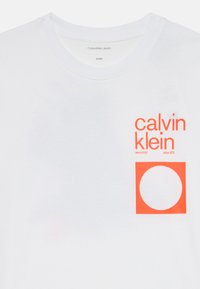 Calvin Klein Jeans CITY SCENE - Marškinėliai su spaudiniu - bright white