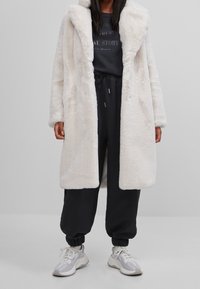 Bershka Zimní kabát - stone
