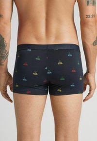Boxer shorts azul oscuro con estampado de controladores de juegos retro multicolores. Cuentan con un ajuste ceñido y tejido suave, además de una cinturilla cómoda.