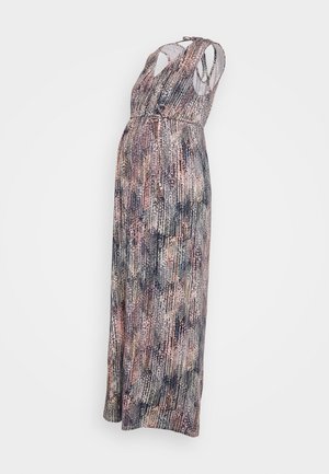 Robe maxi de maternité sans manches avec un tissu à motifs abstraits en rose, noir et beige, et un corsage décolleté en V style cache-cœur.