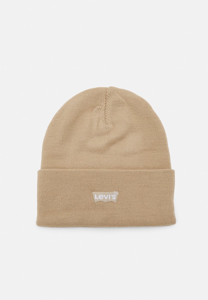 Beige berretto lavorato a maglia con risvolto, caratterizzato da una patch del logo Levi's bianca. Tessuto morbido, forma tondeggiante sulla parte superiore e senza motivi o hardware visibili.