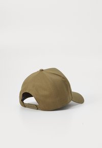 Casquette de baseball kaki avec une couronne structurée, un visière incurvée et une fermeture arrière réglable. Fabriquée en toile avec une texture lisse.