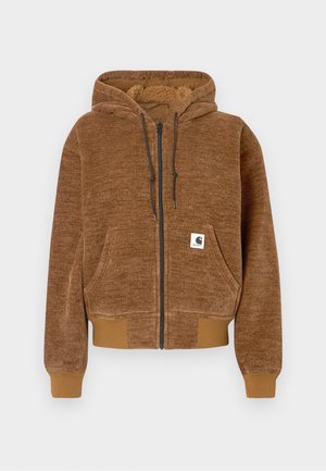 Fleece com fecho éclair castanho, capuz com cordão, bolso frontal, punhos e bainha canelados, e etiqueta branca da marca Carhartt no bolso.
