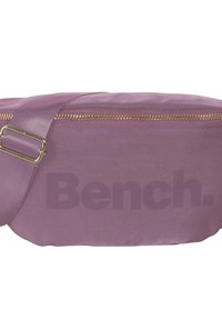Paarse stoffen heuptas met een gestructureerd oppervlak, gouden rits en verstelbare riem. Groot "Bench." logo in het grijs op de voorkant gedrukt.