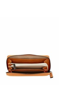 Portefeuille en cuir orange avec fermeture éclair, comprenant plusieurs compartiments, dont une poche zippée et des emplacements pour cartes. Intérieur texturé.
