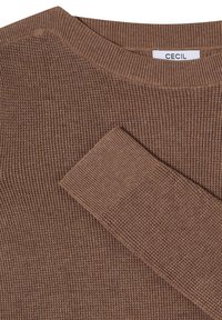 Pull marron en tricot avec col rond côtelé et poignets, montrant une manche repliée et une étiquette de marque CECIL à l'intérieur du col.