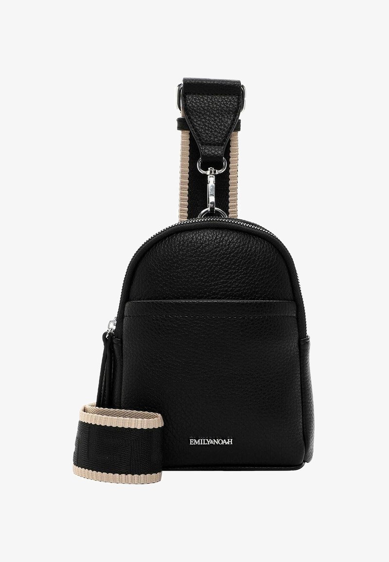 Borsa in pelle nera dalla forma arrotondata, superficie testurizzata, accessori in argento e tracolla regolabile a righe. Presenta una chiusura con zip e un dettaglio del logo.