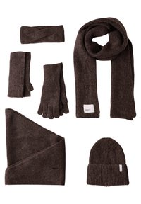 Ensemble d'accessoires en maille marron foncé, comprenant une écharpe, un chapeau, des gants, un bandeau et des gants sans doigts. Texture douce avec des motifs côtelés et plats.