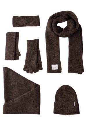 Dunkelbraunes Strick-Accessoires-Set, bestehend aus einem Schal, einer Mütze, Handschuhen, einem Stirnband und fingerlosen Handschuhen. Weiche Textur mit gerippten und flachen Mustern.