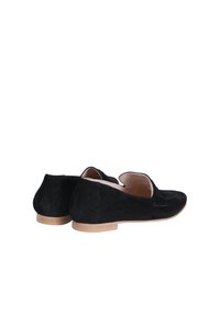 Czarne zamszowe płaskie buty o minimalistycznym wzornictwie, z miękką teksturą, okrągłym noskiem i małym, jasnym obcasem.