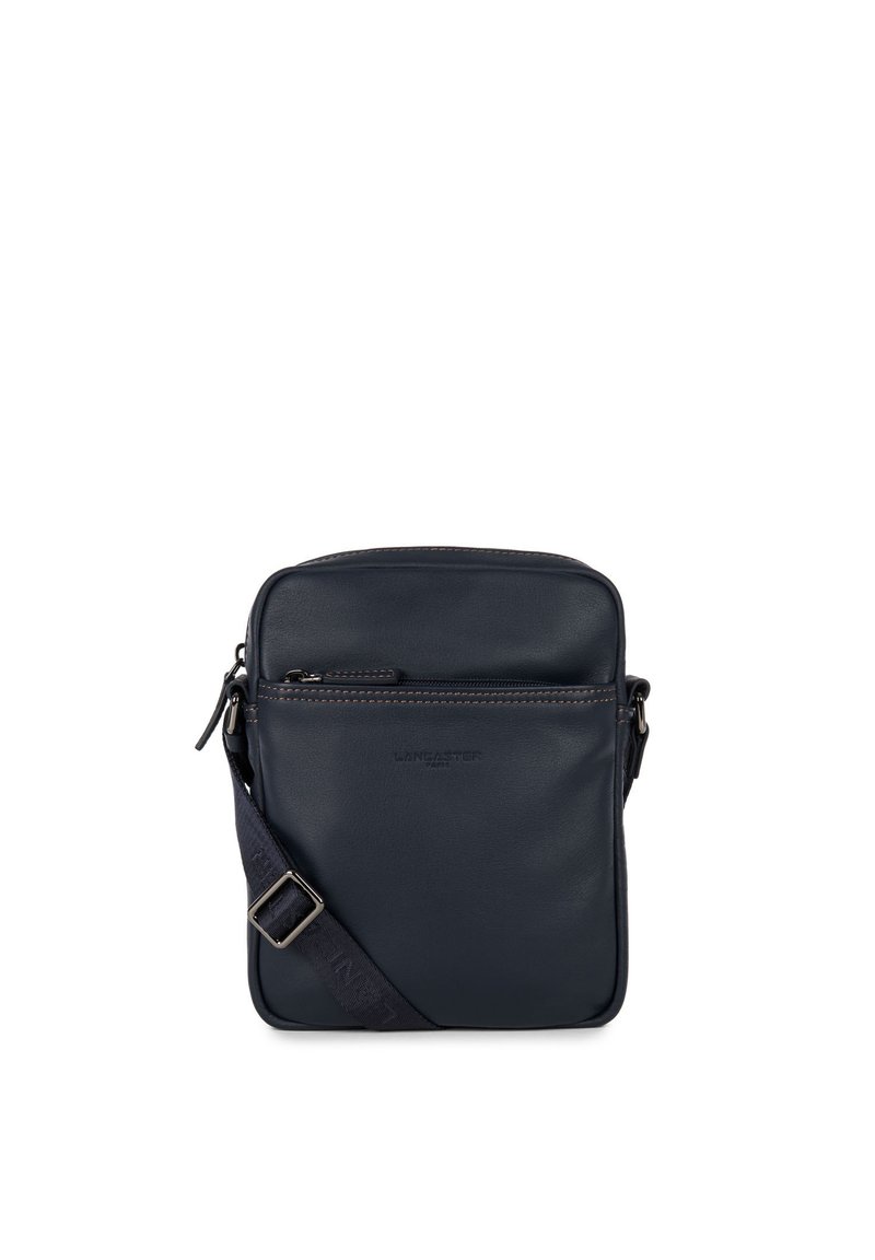 Borsa a tracolla in pelle blu navy con una tasca frontale con zip, tracolla regolabile e cuciture tonali sottili. Texture liscia con forma rettangolare.