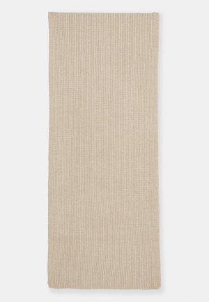 Écharpe rectangulaire beige en tricot avec un motif simple et serré ainsi que des bords droits sur un fond blanc.