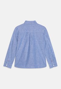 Jasnoniebieska koszula z długim rękawem, z kołnierzykiem, plisą z tyłu i mankietami zapinanymi na guziki. Gładka tekstura z subtelnym, jednolitym wzorem.