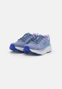 Leichte Sportschuhe mit einem Mesh-Obermaterial in verschiedenen Blautönen und Lavendel, ausgestattet mit einer weißen Zwischensohle und einer strukturierten blauen Außensohle.