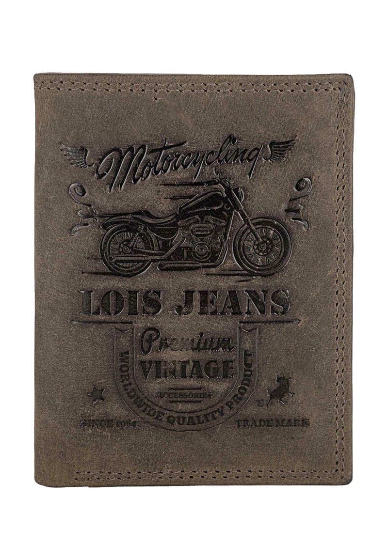 Cartera de cuero marrón con diseño de motocicleta en relieve, marca "Lois Jeans" y acentos vintage. Costuras visibles a lo largo de los bordes.