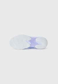 Schoenenzool in wit rubber met een doorschijnend lila accent. Kenmerkt zich door een gestructureerd loopvlak voor grip en een afgerond, ergonomisch ontwerp.