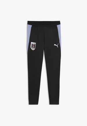 Pantalon de sport noir avec des panneaux latéraux bleu clair, écusson de l'équipe de football autrichienne sur la cuisse gauche, et logo Puma blanc sur la cuisse droite.