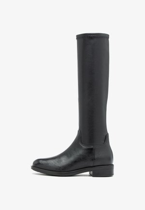 Wysoki czarny skórzany but do jazdy na niskim obcasie z przeszytym górnym brzegiem, przedstawiony w widoku bocznym na białym tle.