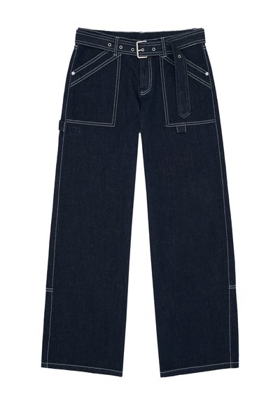 Pantalon en denim bleu foncé à jambes larges avec surpiqûres blanches contrastantes, grandes poches avant, passants pour ceinture, et ceinture à boucle argentée.