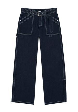 Pantalon en denim bleu foncé à jambes larges avec surpiqûres blanches contrastantes, grandes poches avant, passants pour ceinture, et ceinture à boucle argentée.