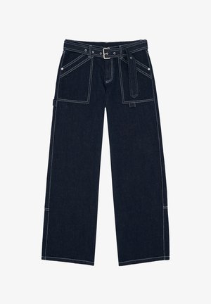 Pantalon en denim bleu foncé à jambes larges avec surpiqûres blanches contrastantes, grandes poches avant, passants pour ceinture, et ceinture à boucle argentée.