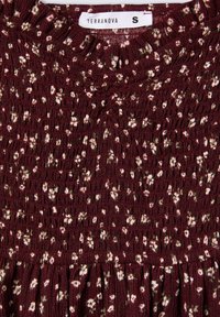 Abito floreale borgogna con texture smock, caratterizzato da piccoli fiori bianchi e rosa, scollatura arricciata e gonna a strati. Marchio: Terranova, Taglia: S.