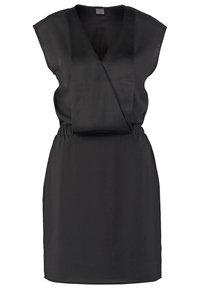 Robe noire sans manches, longueur genou, avec corsage à encolure en V et effet portefeuille, taille élastiquée, en tissu simple et lisse.