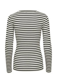 Top a maniche lunghe a righe bianche e nere con design aderente e texture a coste, caratterizzato da uno scollo rotondo e una silhouette sagomata.