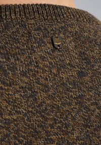 Pull en tricot de couleur gris foncé et marron avec un motif texturé. Présente un col côtelé et une étiquette en métal avec le logo PME Legend.