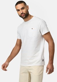 Weißes Kurzarm-T-Shirt mit horizontalen, mehrfarbigen Streifen, Rundhalsausschnitt, Tasche mit Knopfdetails und Etikett an der Seite.