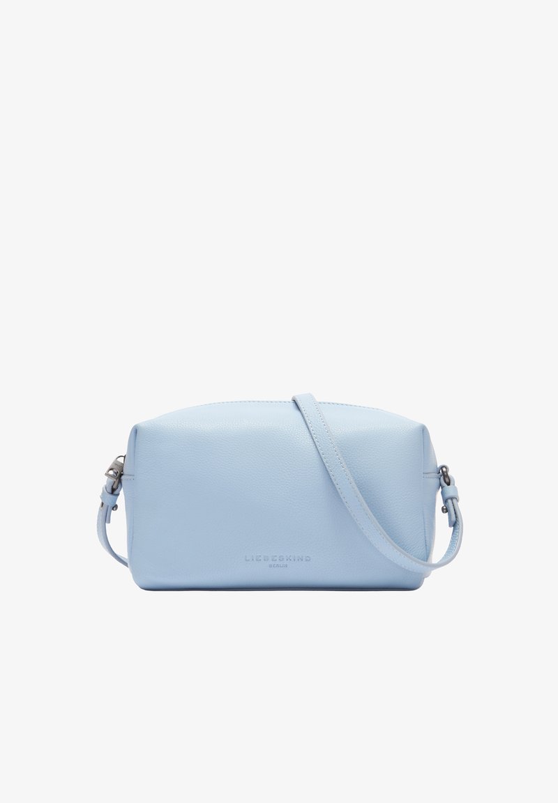 Jasnoniebieska prostokątna skórzana torba na ramię z regulowanym paskiem i wytłoczonym logo Liebeskind Berlin na przedniej stronie.