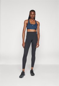 Nike Performance BRA - Sportski grudnjak s blagom potporom - armory navy/white